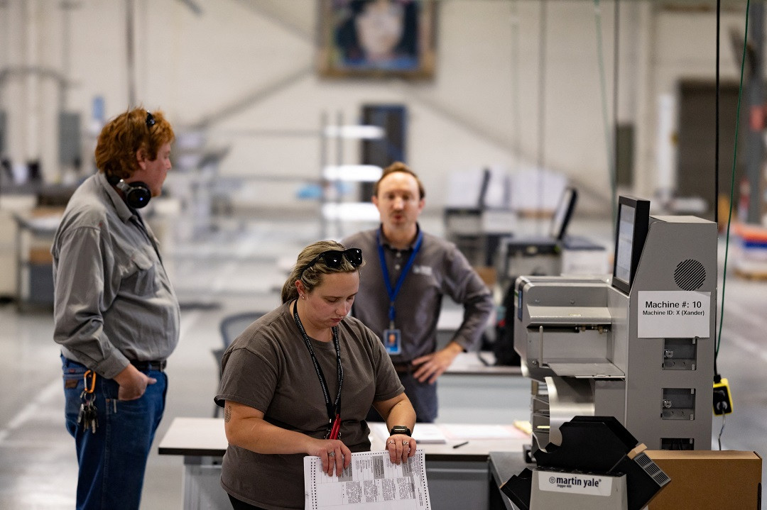 އެމެރިކާގެ މިޑްޓަރމް އިލެކްޝަންގެ ވޯޓު ގުނުމުގެ ކަންކަން ކުރިއަށްގެންދަނީ - ފޮޓޯ: ރޮއިޓަރސް