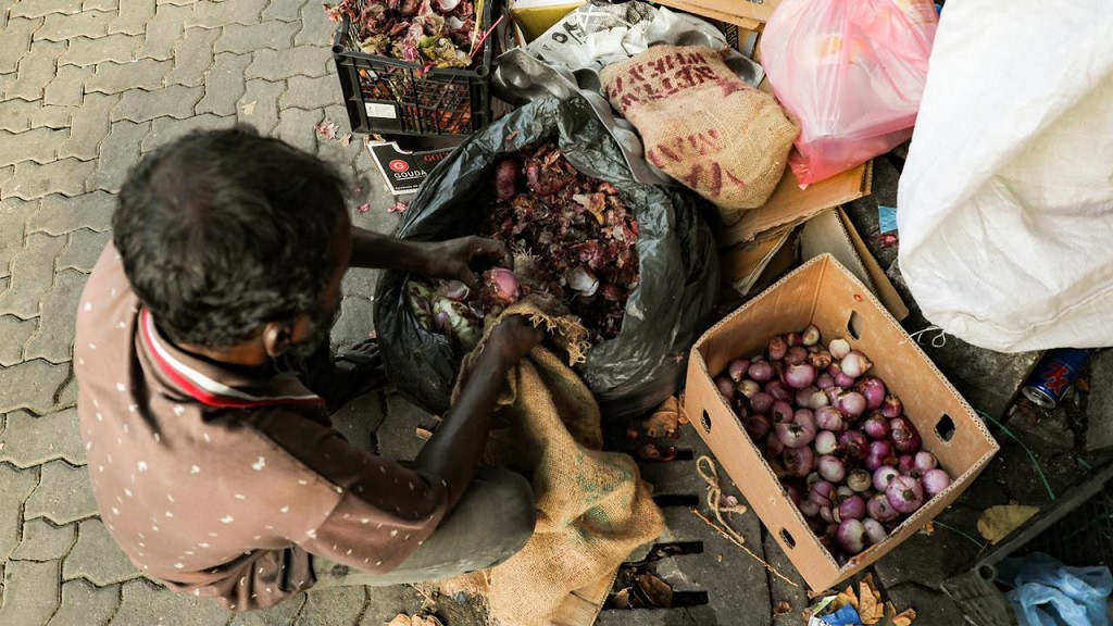 ބާޒާރުގެ ފިހާރައެއްގެ ބޭރުގައި މަސައްކަތު މީހަކު ފިޔާ ސާފުކުރަނީ