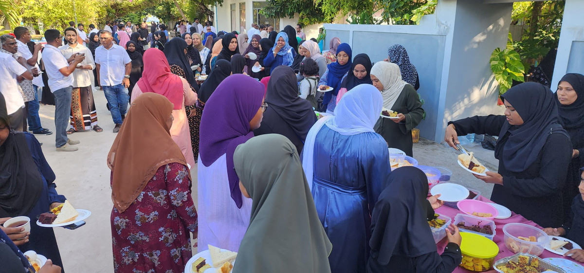 އަޟްހާ ޢީދު 1445 - ބ. ކަމަދޫ ރައްޔިތުން އަޟްހާ ޢީދުގެ އުފަލުގައި ބާއްވަމުންދާ ހަރަކާތްތަކުގެ ތެރެއިން ޢީދު ދުވަހުގެ ހެނދުނު ބޭއްވި ސައިގައި ރަށުގެ ގިނަ ރައްޔިތުންނާއި ރަށަށް ޒިޔާރަތްކުރި މީހުން ވެސް ވަނީ ބައިވެރިވެފައި - ފޮޓޯ: ކަމަދޫ އީދު 1445 / ފޭސްބުކް