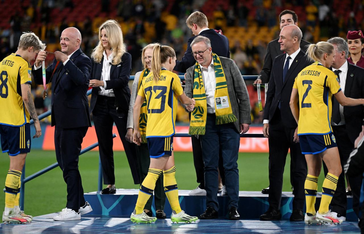 ތިންވަނަ ހޮވަން ކުޅުނު މެޗަށްފަހު އޮސްްޓްރޭލިއާގެ ބޮޑުވަޒީރު އަލްބަނީޒް ކުޅުންތެރިންނާ ސަލާމް ކުރައްވަނީ