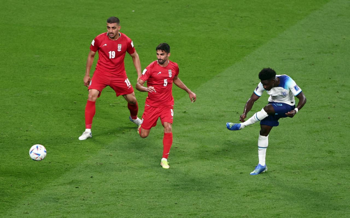 އިންގްލެންޑު އަދި އީރާން ކުޅުނު މެޗުގެ ތެރެއިން: ފޮޓޯ - ރޮއިޓާސް 