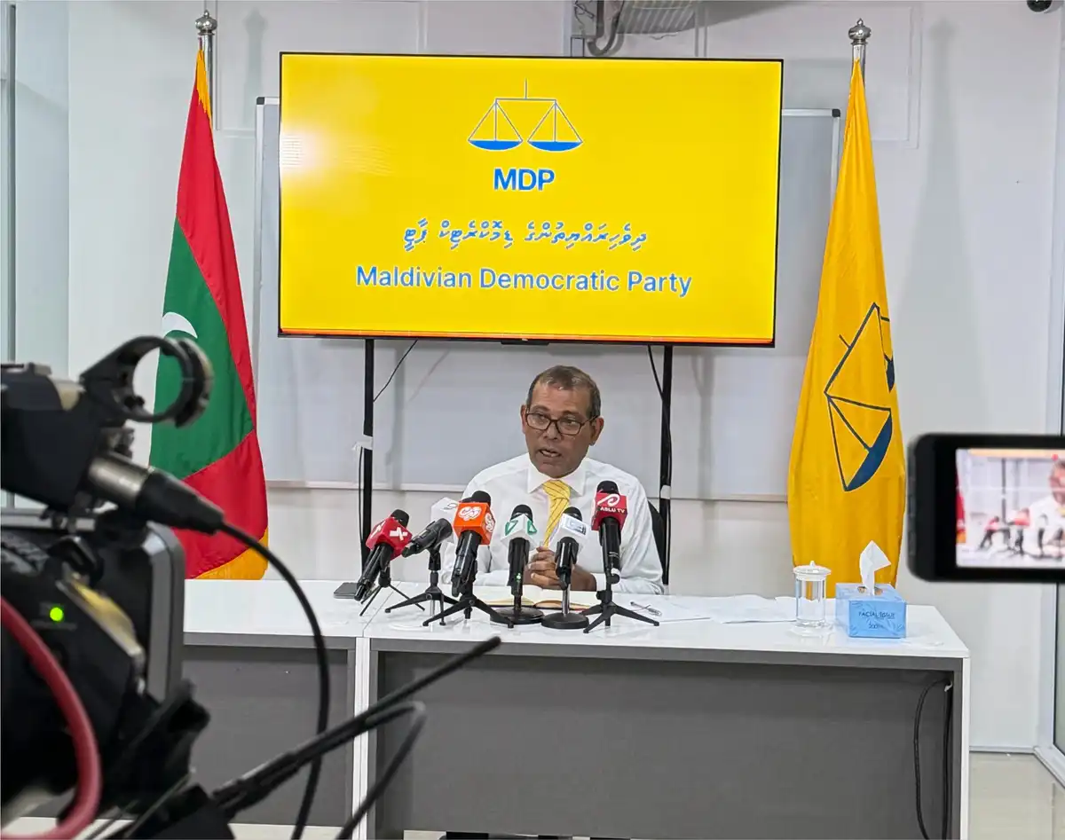 ބުދަ ދުވަހު އޮތް ނޫސްވެރިންގެ ބައްދަލުވުމުގައި އެމްޑީޕީގެ ޗެއާޕާސަން އަދި ކުރީގެ ރައީސް މުހައްމަދު ނަޝީދު ވާހަކަ ދައްކަވަނީ