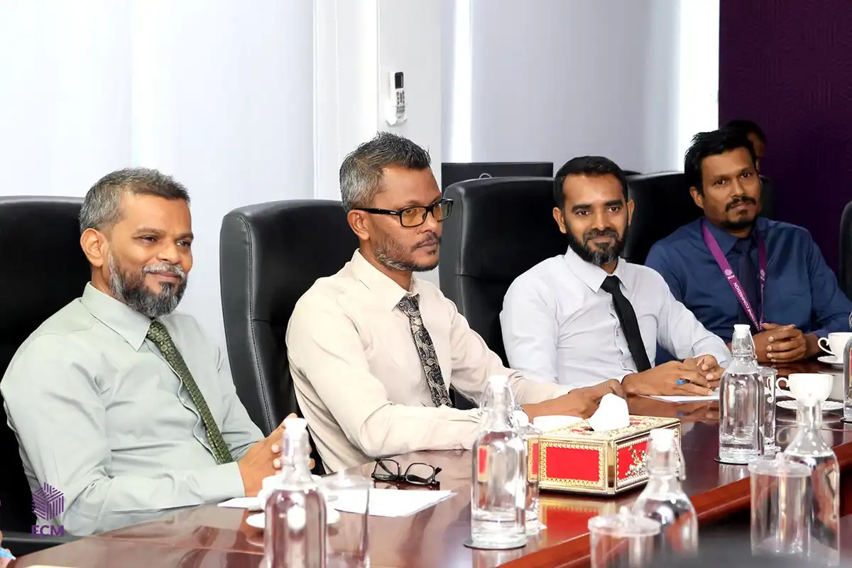 އިލެކްޝަންސް ކޮމިޝަނުން ދިވެހިރައްޔިތުންގެ ޑިމޮކްރެޓިކް ޕާޓީ (އެމްޑީޕީ) އާއެކު މަޝްވަރާ ބައްދަލުވުމެއް ބޭއްވުން.