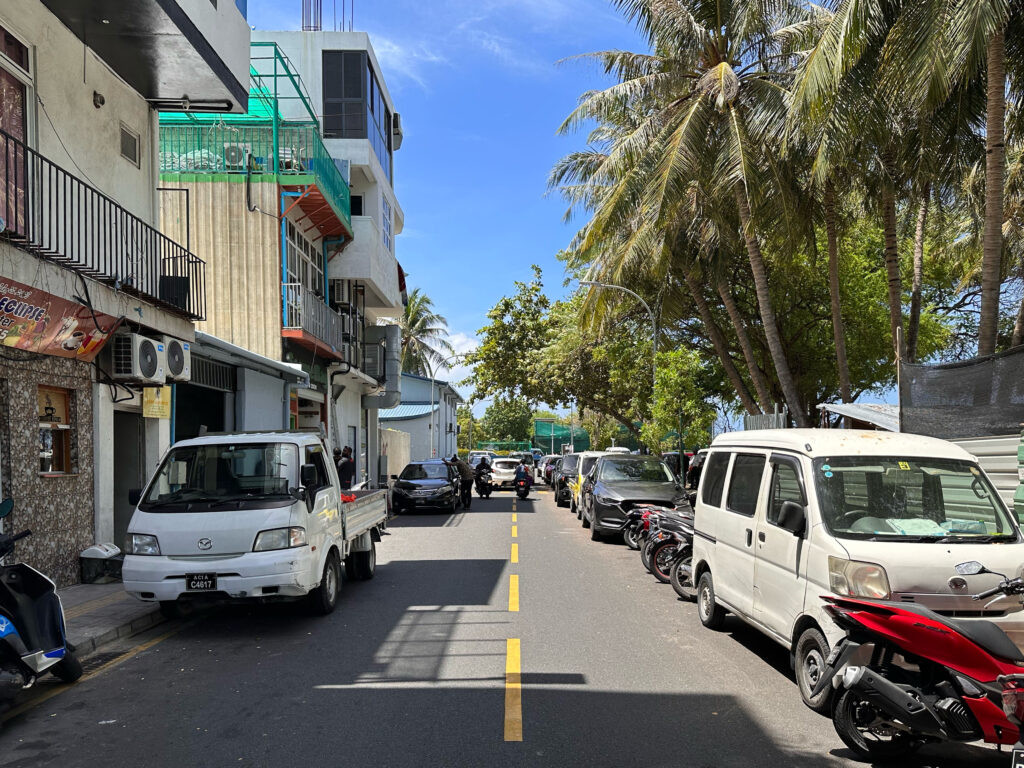 އަމީނީ މަގުގައި އުޅަނދުތައް ޕާކުކޮށްފައި