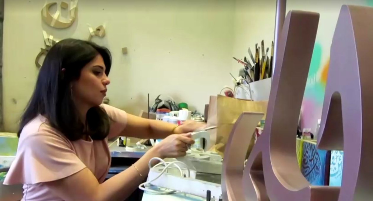 އަރަބި ކެލިގްރަފީގެ މަސައްކަތެއް ކުރަނީ