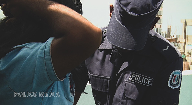 މައްސަލައެއްގައި ހައްޔަރުކުރެވުނު މީހަކު ފުލުހަކު ފާސްކުރަނީ