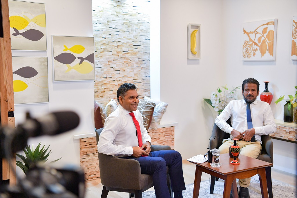 ރާއްޖެޓީވީގެ 'ފަށާއިރު' ޕްރޮގްރާމަށް ރައީސުލްޖުމްހޫރިއްޔާގެ ނައިބު ފައިސަލް ނަސީމް ވަޑައިގެންނެވުން - ރައީސް ސާލިހަކީ ސަރުކާރުގެ ހުރިހާ ކަމެއްގައިވެސް ކަމާ ގުޅުންހުރި ފަރާތްތަކާއި އަބަދުވެސް މަޝްވަރާ ކުރައްވާ ވެރިއެއްކަން ނާއިބް ރައީސް ވަނީ ފާހަގަ ކުރެއްވާފައި - ފޮޓޯ: ރައީސް އޮފީސް