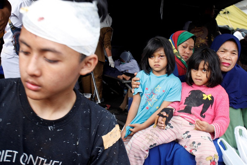 އިންޑޮނޭޝިއާގެ ވެސްޓް ޖާވާ ޕްރޮވިންސްގެ ސިއަންޖޫރަށް އައި ބިންހެލުމާ ގުޅިގެން ހާލުގައި ޖެހުނު މީހުންނަށް ހޮސްޕިޓަލެއްގެ ބޭރުގައި ހުންނަ އިމަޖެންސީ ޓެންޓެއްގައި ފަރުވާ ދެނީ. ފޮޓޯ - ރޮއިޓާސް