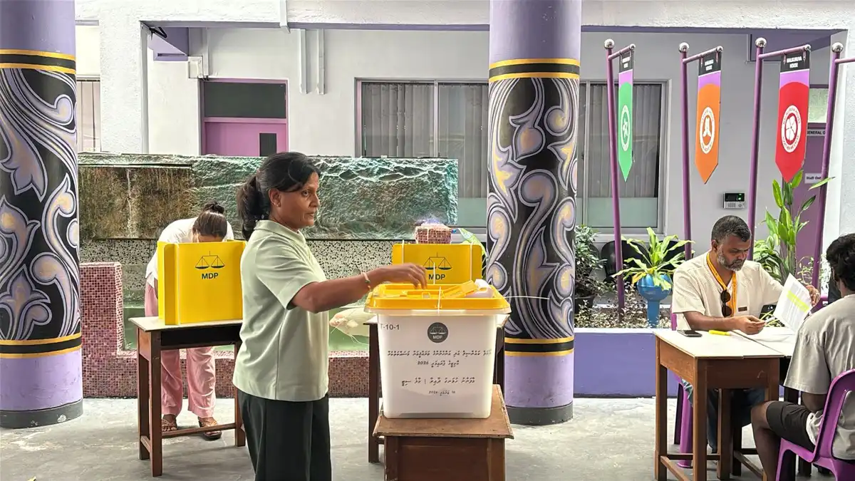 ލޯކަލް ކައުންސިލް އަދި ޑަބްލިއުޑީސީގެ މޯލްޑިވިއަން ޑިމޮކްރެޓިކް ޕާޓީ (އެމްޑީޕީ)ގެ ޕްރައިމަރީގައި ކުރީ ގެ ރައީސް އިބްރާޙިމް މުހައްމަދު ސޯލިހުގެ އަނބިކަނބަލުން ފަޒްނާ އަހުމަދު ވޯޓުލެއްވުން