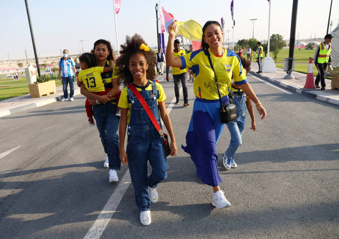 ގަތަރާއި އިކުއެޑޯ މެޗަށް ސަޕޯޓަރުން ތައްޔާރުވަނީ، އިކުއެޑޯގެ ސަޕޯޓަރުންތަކެއް ފޯރީގައި، މެޗު އޮންނަ ސްޓޭޑިއަމަށް ހާޒިރުވަނީ: ފޮޓޯ - ރޮއިޓާސް