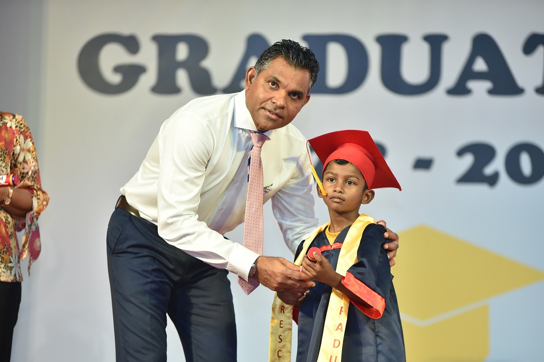 ނައިބުރައީސް ވަނީ، މުހައްމަދު ގާސިމް ޕްރީސްކޫލުގެ ދަސްވެނިވުމުގެ ހަފްލާގައި ގްރެޖުއޭޓްވި ދަރިވަރަކަށް ސްކްރޯލް ހަވާލުކޮށްދެއްވަނީ  - ފޮޓޯ: ރައީސް އޮފީސް