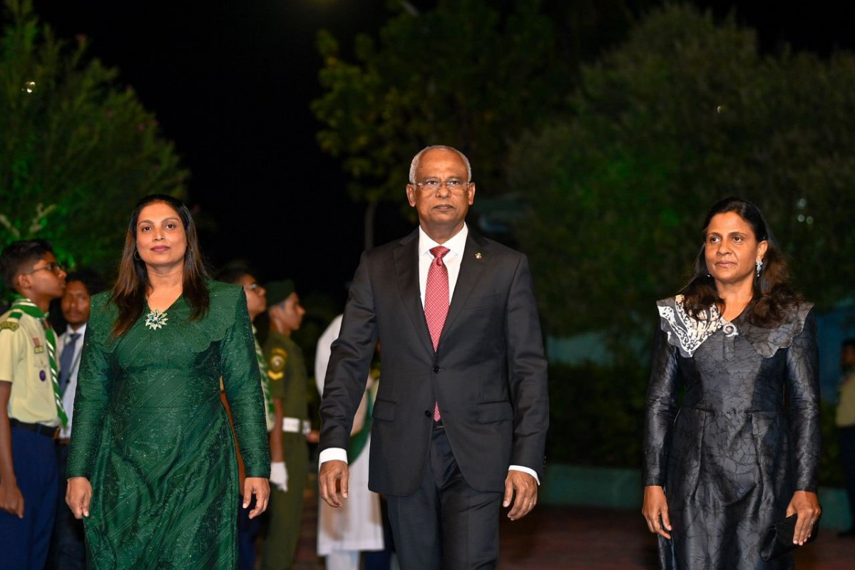 މަތީ އަރުތަވެރިންގެ އިނާމު ދިނުމުގެ ޖަލްސާއަށް ރައީސް އިބްރާހީމް މުހައްމަދު ސާލިހާއި އެޑިޔުކޭޝަން މިނިސްޓަރު ޑރ. އާއިޝަތު އަލީ ވަޑައިގަންނަވަނީ