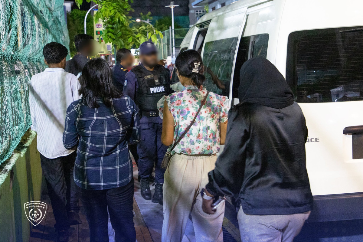 އިމިގްރޭޝަންގެ ބެލުމުގެ ދަށަށް ގެނައި މީހުންތައް ފުލުހުންގެ ވެހިކަލްއަށް އަރުވަނީ- ފައިލް ފޮޓޯ