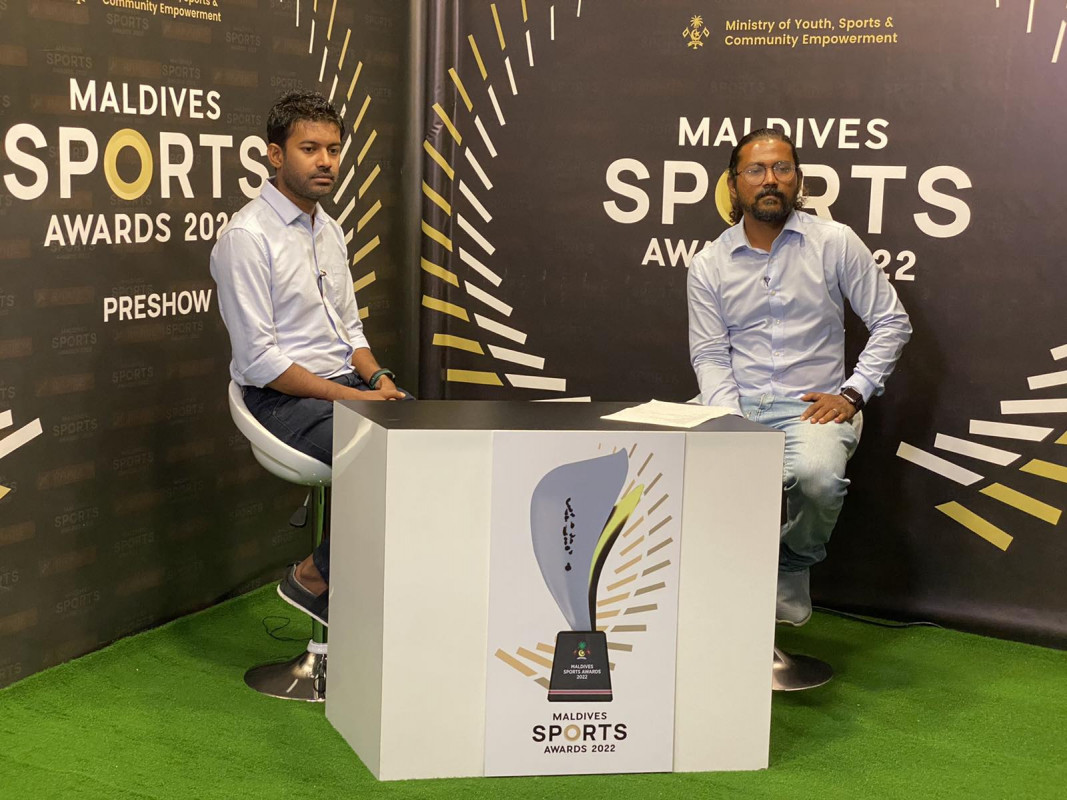 މޯލްޑިވްސް ސްޕޯޓްސް އެވޯޑް 2022 ޕްރީ ޝޯގެ ތެރެއިން ހޯސްޓް ހަފްސީ އަބްދުﷲ (ކ) އަދި ޓީޓީ އެސޯސިއޭޝަންގެ ނައިބު ރައީސް ޝިއުރީ (ވ)