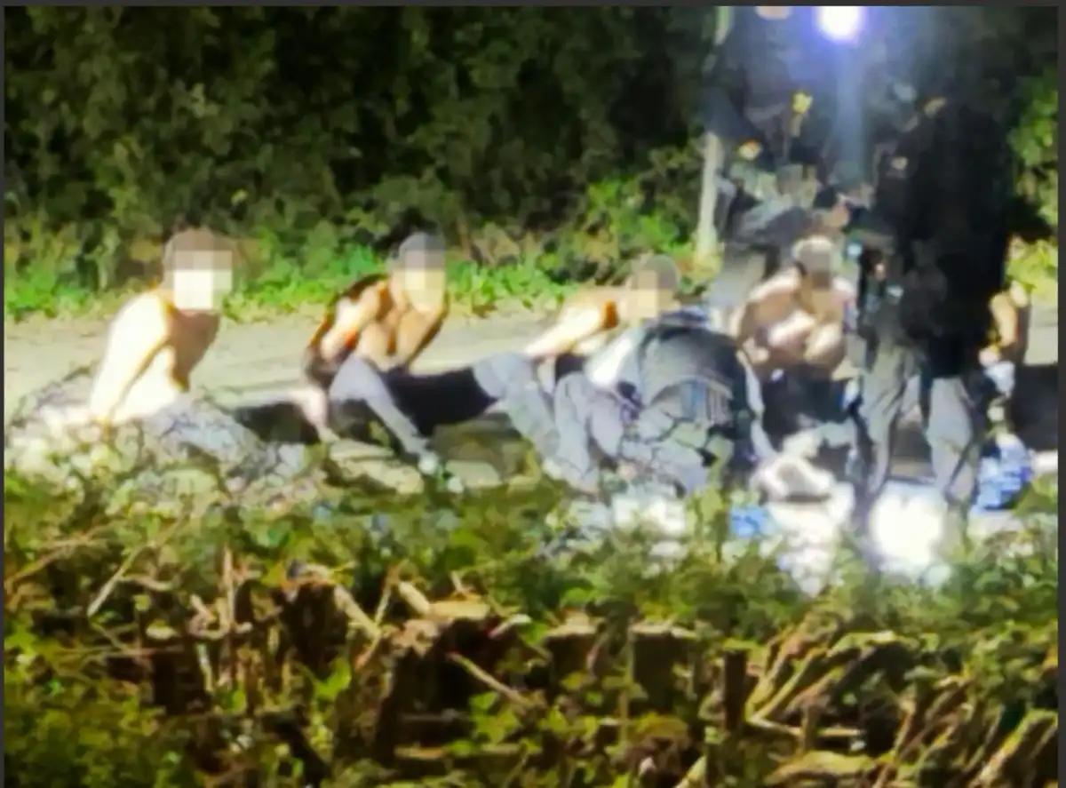 އިނގިރޭސިވިލާތުގެ އާރްއޭއެފް ފެއާފަޑް އަސްކަރީ ވައިގެ ބަނދަރަށް ހަމަލާދިނުމަށް ރާވަމުންދިޔަ ކަމަށް ބުނާ މީހުން ހައްޔަރުކޮށްފައިވާ ކަމަށް ބުނާ މަންޒަރު