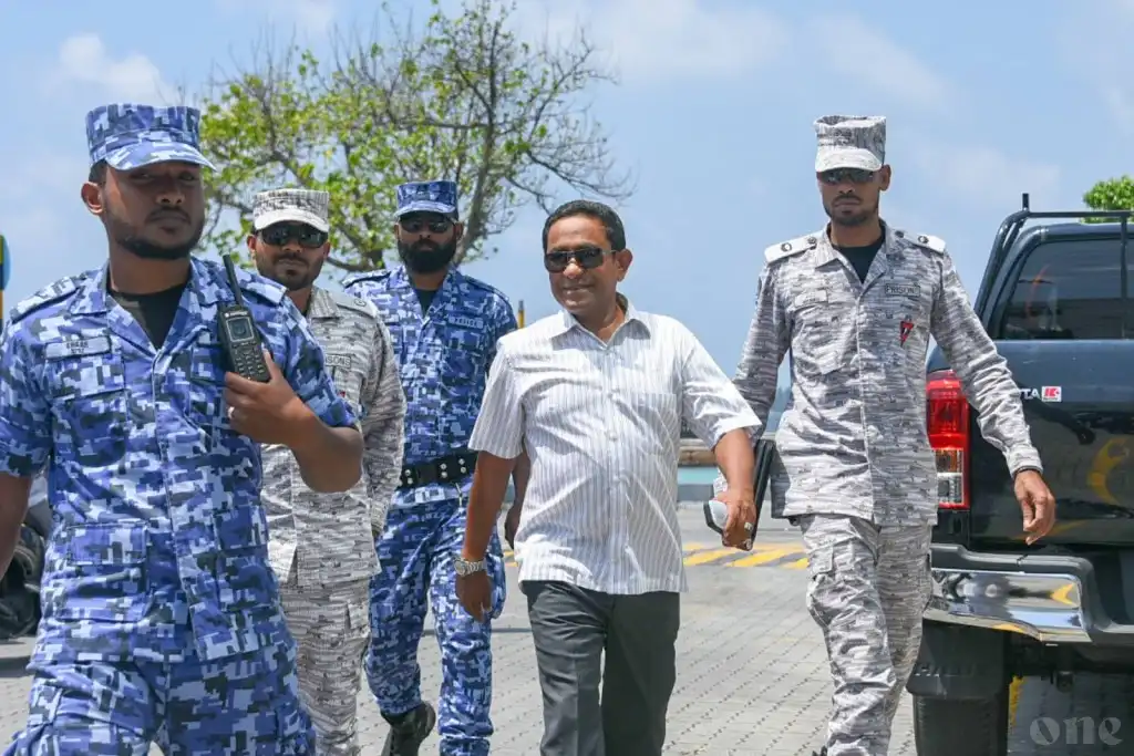 މީގެ ކުރިން ޖަލު ހުކުމެއްގައި ހުންނެވި ދުވަސްވަރު، ރައީސް ޔާާމީން ފުލުހުންގެ ބެލުމުގެ ދަށުން ވަޑައިގަންނަވަނީ