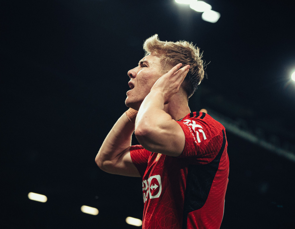 ލަނޑު ޖެހުމަށްފަހު ޔުނައިޓެޑްގެ ކުޅުންތެރިން އުފާފާޅުކުރަނީ