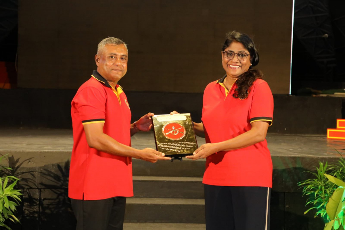 ޑިފެންސް މިނިސްޓަރު މާރިއާ އަހުމަދު ދީދީއަށް އެމްއެންޑީއެފް މެރިން ކޯރގެ ފަރާތުން ވަނީ "ޝުކުރުގެ ފިލާ" އަރުވާފައި