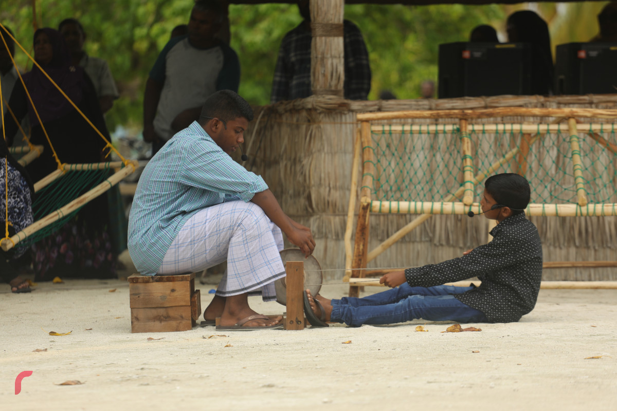 12 އޯގަސްޓް 2019/ ހއ.ހޯރަފުށި --ހޯރަފުށީގައި ކުރިޔަށް ގެންދެވުން އަންހެންވެރިންގެ ދަފި ނެގުމުގެ ހަރަކާތުގެ ތެރެއިން. މި ހަރަކާތުގައި ވަނީ ހޯރަފުށީގެ ތާރީހު ދައްކުވައިދޭ ތަމްސީލެއްގެ އިތުރުން ސަގާފީ ހަރަކާތްތަކެއް ކުރިޔަށް ގެންގޮއްސައި-- ފޮޓޯ: ޝުއައިބް މުހައްމަދު