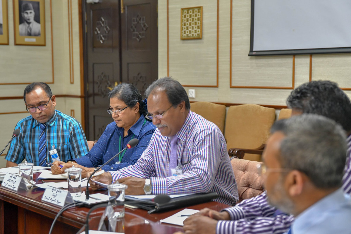 ސިވިލް ސަރވިސް ކޮމިޝަންގެ ކުރީގެ ބައެއް މެމްބަރުންނާއި މިހާރު ހުންނެވި މެމްބަރު ކޮމިޓީ ބައްދަލުވުމެއްގައި ވާހަކަދައްކަވަނީ