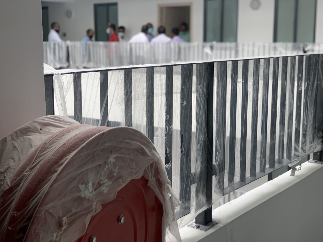 ހިޔާ ފްލެޓް މަޝްރޫޢުގެ ކަން ކަން ހިނގާފައިވާ ގޮތް ބެލުމަށް ރައްޔިތުންގެ މަޖިލީހުގެ ގައުމީ ތަރައްޤީ އާއި ތަރިކައިގެ ކޮމިޓީގެ މެންބަރުން ކުރި ޒިޔާރަތް - މިއީ ދިވެހި ސަރުކާރުން، 434 މިލިއަން ޑޮލަރުގެ ލޯނެއް ނަގައިގެން ހިންގާ ޕްރޮޖެޓެއް - ފޮޓޯ: ރާއްޖެއެމްވީ