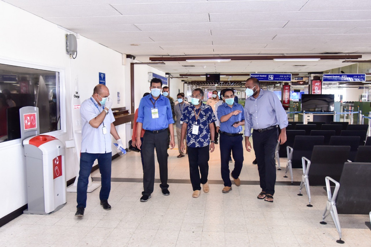 ޓޫރިޒަމް މިނިސްޓަރ އަލީ ވަހީދު ޓެގް ގެ މެމްބަރުންނާ މަޝްވަރާކުރައްވަނީ. ވެލާނީ އިންޓަރނޭޝަލް އެއަރޕޯޓުގެ "ނިއު ނޯމަލް" ތައްޔާރީތަށް ބައްލަވާލައްވަނީ -- ފޮޓޯ: އެމްއޭސީއެލް