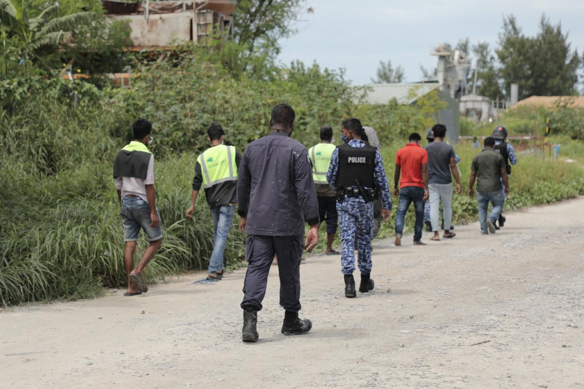 ސިފައިންނާއި ފުލުހުންނަށް ޚާއްސަ ކޮށްގެން ހުޅުމާލޭގައި ހަދަމުންދާ އިމާރާތުގެ މަސައްކަތް ކުރަމުންދާ ތައިލެންޑުގެ އައިލެންޑް އެކްސްޕާޓުގެ ބިދޭސީންނަށް މުސާރަ ނުދޭކަމަށް ބުނެ، 13 ޖުލައި 2020 ގައި ކުރި މުޒާހަރާގެ ތެރެއިން - ބިދޭސީން ކޮންޓްރޯލް ކުރުމަށް އެ ސަރަހައްދުގައި ހަރަކާތްތެރިވި ފުލުހުންނާ ދިމާލާ ގަލާ ލަޓިބުރި އުކާފައިވޭ - ފޮޓޯ: ރާއްޖެއެމްވީ