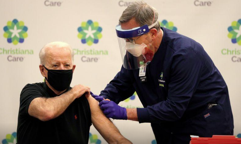 އެމެރިކާގެ އިންތިހާބީ ރައީސް ޖޯ ބައިޑަން ފައިޒަރ-ބަޔޮންޓެކް ވެކްސިން ޖައްސަވަނީ