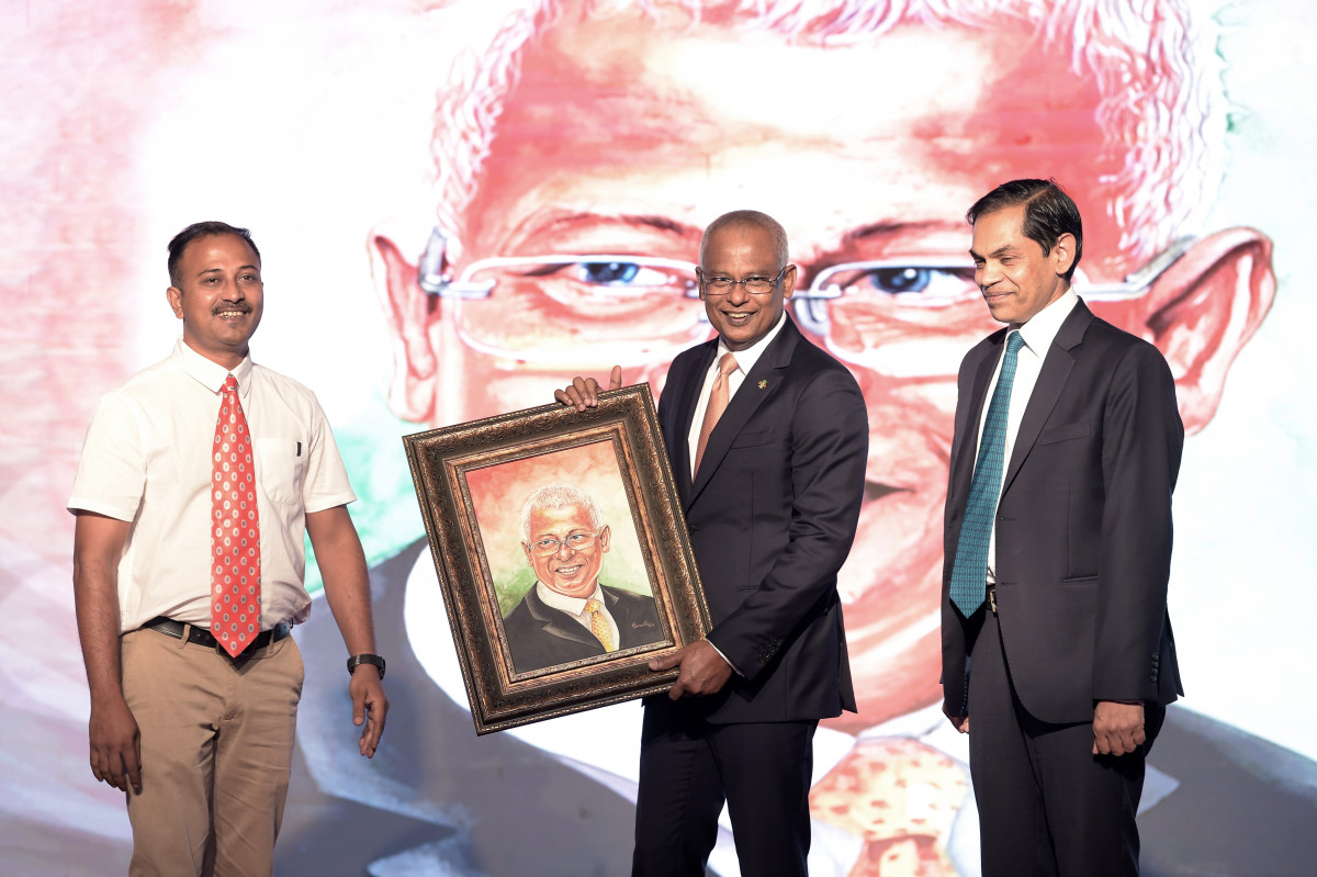 އިންޑިޔާގެ ކުރެހުންތެރިއެއް ކުރަހާފައިވާ ރައީސް ސޯލިހުގެ ކުރެހުމެއް ހަދިޔާކުރަނީ