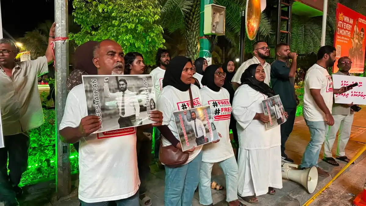 ޝަހުޒާން ދޫކޮށްލުމަށް ގޮވާލާ ކުރިއަށް ގެންދިޔަ މުޒާހަރާ