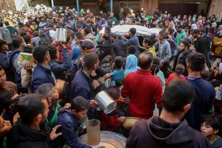 ޣައްޒާގެ މެދުތެރޭގައި ހުންނަ ނުސީރަތު ރެފިއުޖީ ކޭމްޕަށް އިޒްރޭލުން ދިން ހަމަލާއެއްގައި ޝަހީދުވި ކުޑަކުއްޖެއްގެ ހަށިގަނޑު އުފުލަނީ