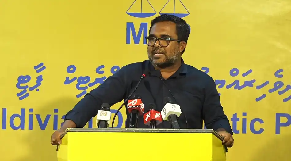 އެމްޑީޕީން ބޭއްވި ހަރުގެ ޖަލްސާގައި އެޑިއުކޭޝަން މިނިސްޓްރީގެ ކުރީގެ ޑެޕިއުޓީ މިނިސްޓަރު މުހައްމަދު އިހުސާން ވާހަކަ ދައްކަވަނީ