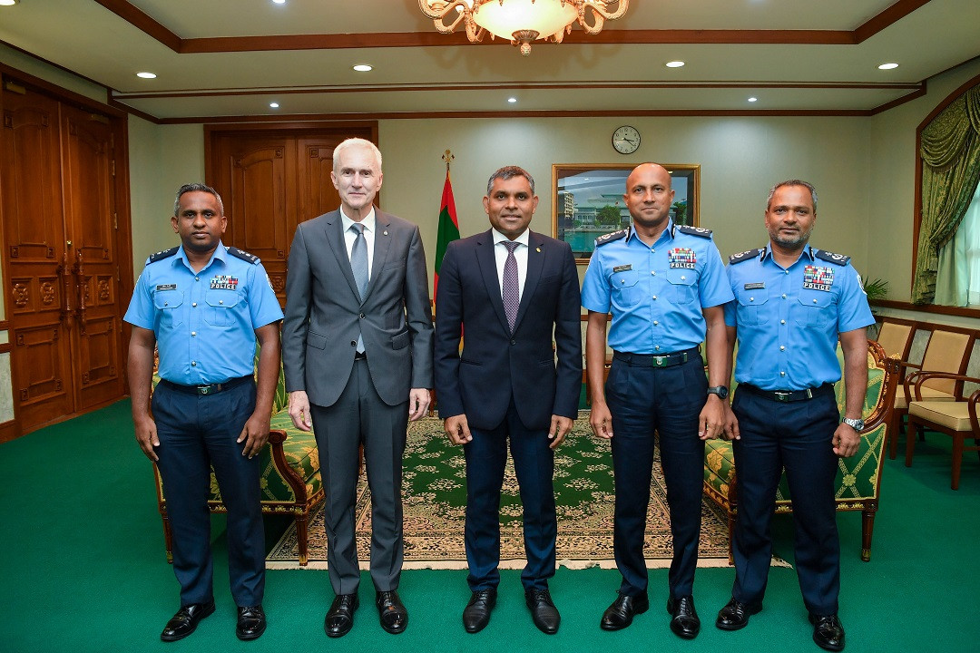 އިންޓަރޕޯލްގެ ސެކްރެޓަރީ ޖެނެރަލް، ރައީސުލްޖުމްހޫރިއްޔާގެ ނައިބުގެ އަރިހަށް އިހުތިރާމުގެ ޒިޔާރަތެއް ކުރެއްވުން - ފޮޓޯ: ރައީސް އޮފީސް