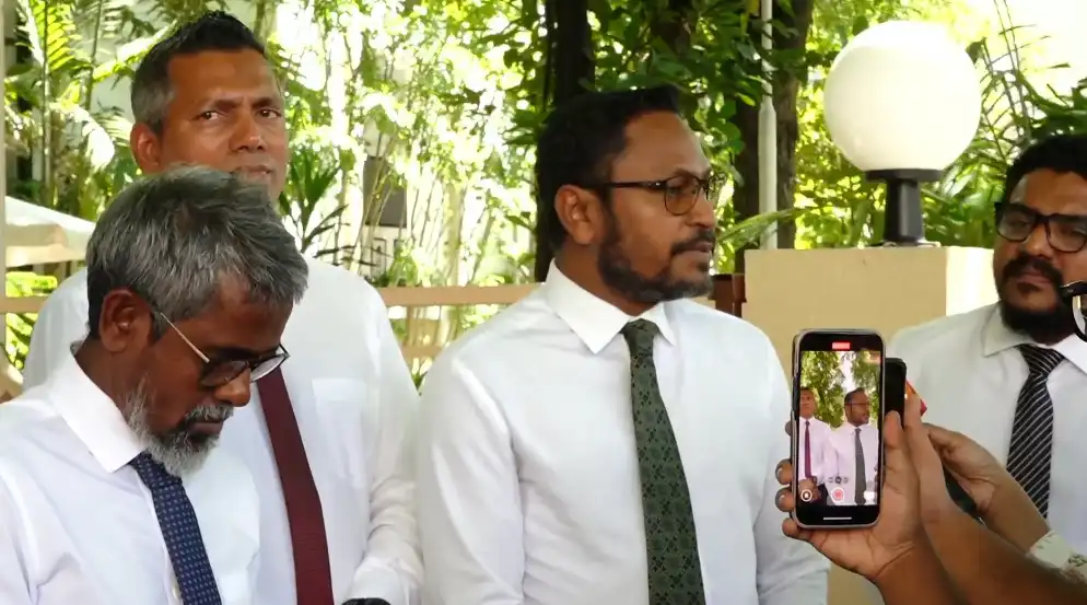ބުދަ ދުވަހުގެ ރައްޔިތުން މަޖިލިސް ޖަލްސާއަށް ފަހު، މަޖިލިސް ކުރާ ގޭގޭ ގޭޓް ކައިރީގައި އެމްޑީޕީ ޕީޖީން ބޭއްވި ނޫސްވެރިންގެ ބައްދަލުވުމުގައި ރައްޔިތުން މަޖިލީހުގެ ތޮއްޑޫ ދާއިރާގެ މެންބަރު ހުސެއިން ސަމީރު ވާހަކަ ދައްކަވަނީ.