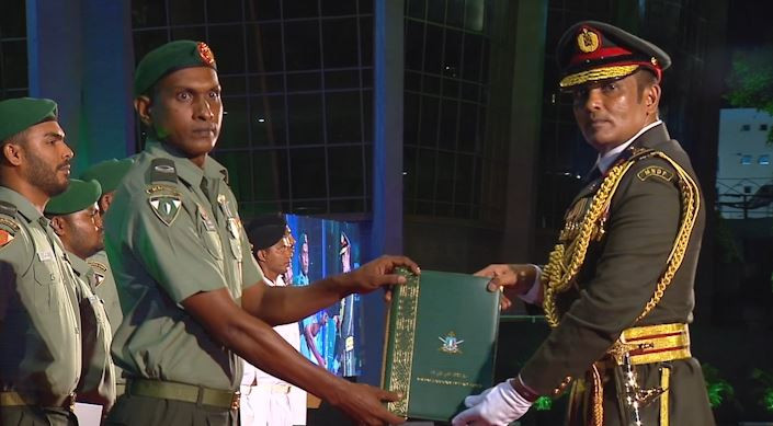 ސްޓާފް ސަރޖަންޓް އިލްހާމް އާދަމްއަށް މެޑަލް ދެއްވަނީ