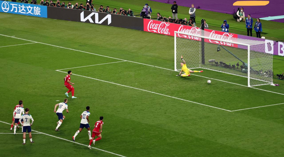 އިންގްލެންޑު އަދި އީރާން ކުޅުނު މެޗުގެ ތެރެއިން، އީރާންގެ ތަރޭމީ ޕެނަލްޓީ ފޮނުވާލަނީ: ފޮޓޯ - ރޮއިޓާސް 