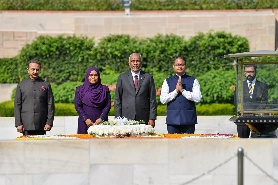 ރައީސްގެ ދެކަނބަލުން، މަހާތުމާ ގާންދީގެ މަޤްބަރާ، ރާޖްގަޓަށް ކުރެއްވި އިހުތިރާމް ޒިޔާރާތުގެ ތެރެއިން