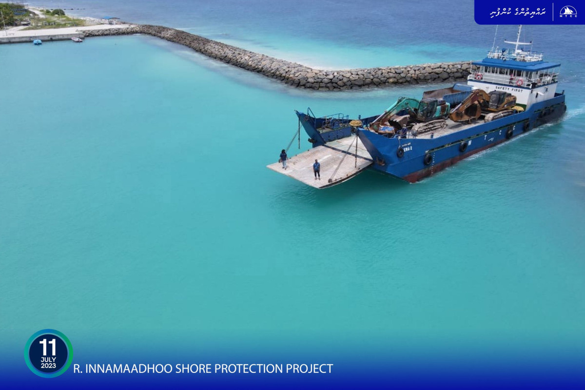 އިންނަމާދޫ ގޮނޑުދޮށް ހިމާޔަތްކުރުމުގެ މަޝްރޫޢު ފެށުމަށް ބޭނުންވާ މެޝިނަރީ ގެންދަނީ