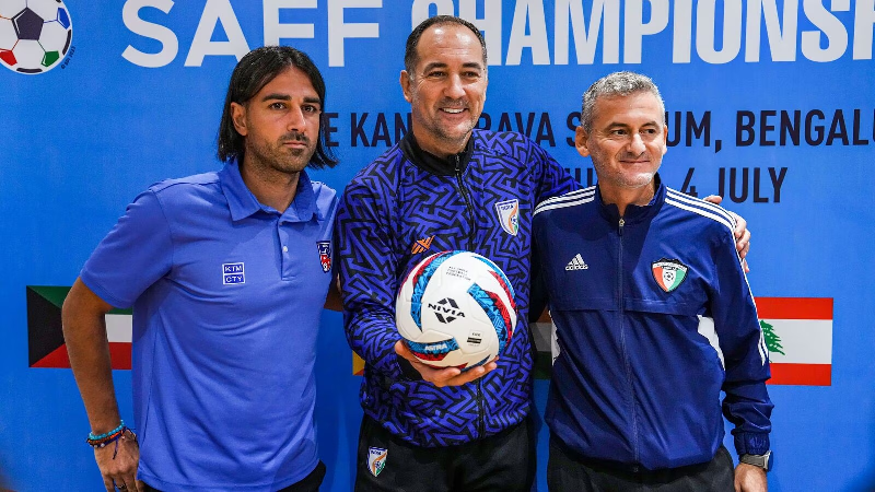 އިންޑިޔާ ޓީމުގެ ކޯޗު އިއަގޯ ސްޓިމަކް (މ) ނޭޕާލާއި ކުވޭތުގެ ކޯޗާއެކު