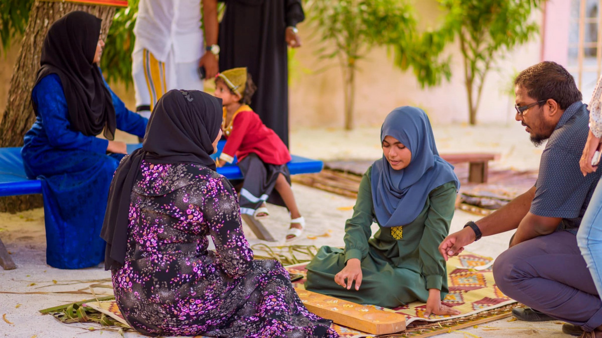 ގައުމީ ޔުނިވަރސިޓީގެ ގަމު ކެމްޕަހުން ލައިބްރަރީ ދުވަސް ފާހަގަ ކުރުމަށް ގެންދިޔަ ހަރަކާތްތަކުގެ ތެރެއިން - ފޮޓޯ: އެމްއެންޔޫ