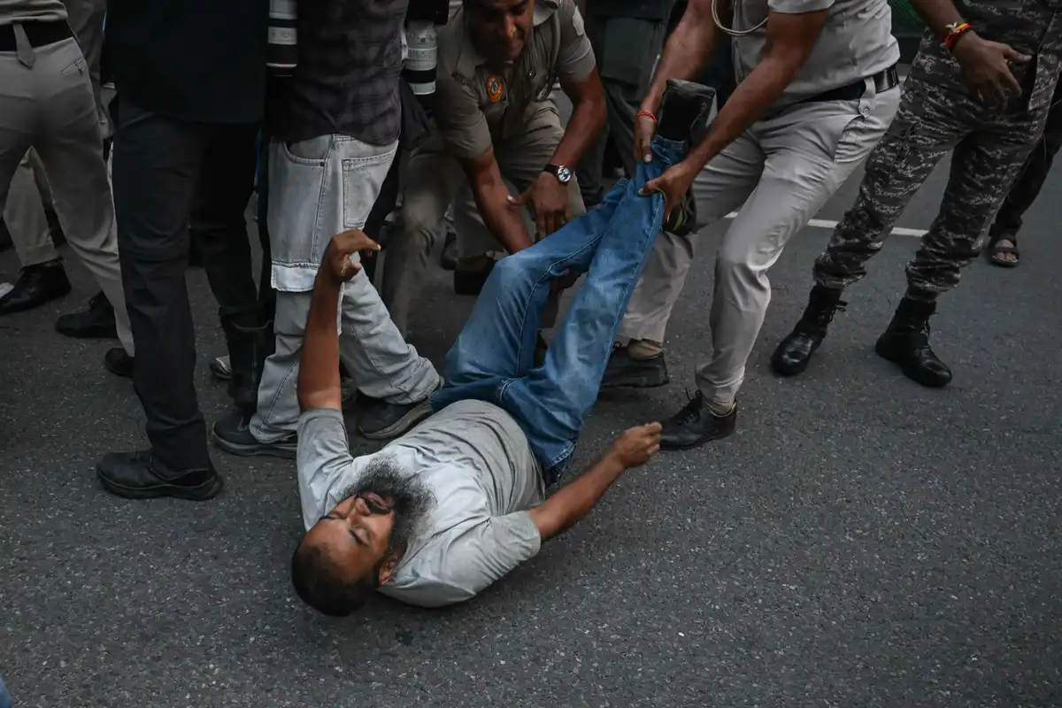 އިންޑިޔާގެ ވެރިރަށް ނިއު ދެއްލީގައި ސަރުކާރާ ދެކޮޅަށް ކުރަމުންދާ މުޒާހަރާތަކުގެ ބައިވެރިއަކު ގަދަބާރުން ހައްޔަރު ކުރުމުން ފުލުހުންނާއި ސަލާމަތީ ބާރުގެ އޮފިސަރުން މަސައްކަތް ކުރަނީ