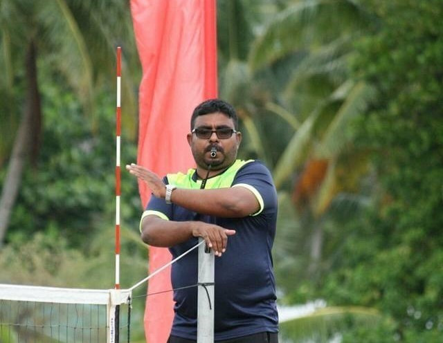 ވޮލީ ބޯޅަ މުބާރާތެއްގައި ރެފްރީ މަޖީދު