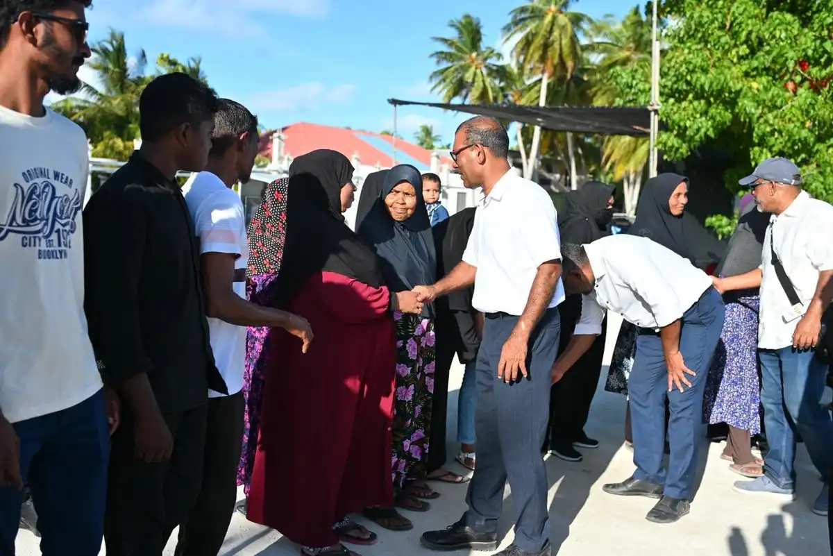 ބޮޑު ބަދަލު ގެންޕޭނަށް ކުރީގެ ރައީސް މުހައްމަދު ނަޝީދު ފ.ފީއައްޔަށް ވަޑައިގެންނެވުމުން އެރަށުގެ ރައްޔިތުން ވަނީ އެމަނިކުފާނަށް ހޫނު މަރުހަބާއެއް ދަންނަވާފައި.