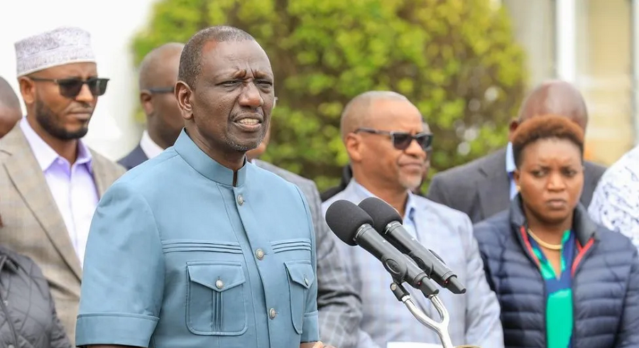 ކެންޔާ ގެ މިހާރުގެ ރައީސް ވިލިއަމް ރޫޓޯ "ކައުންޑާ" ސޫޓް ކޮޅެއްގައި