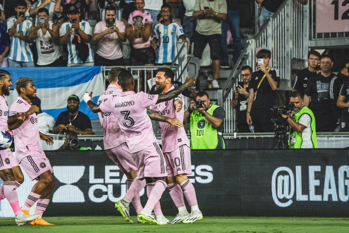 މެޗުގައި ލަނޑު ޖެހުމަށްފަހު، މެސީ މިއާމީގެ ކުޅުންތެރިންނާއެކު އުފާ ފާޅުކުރަނީ