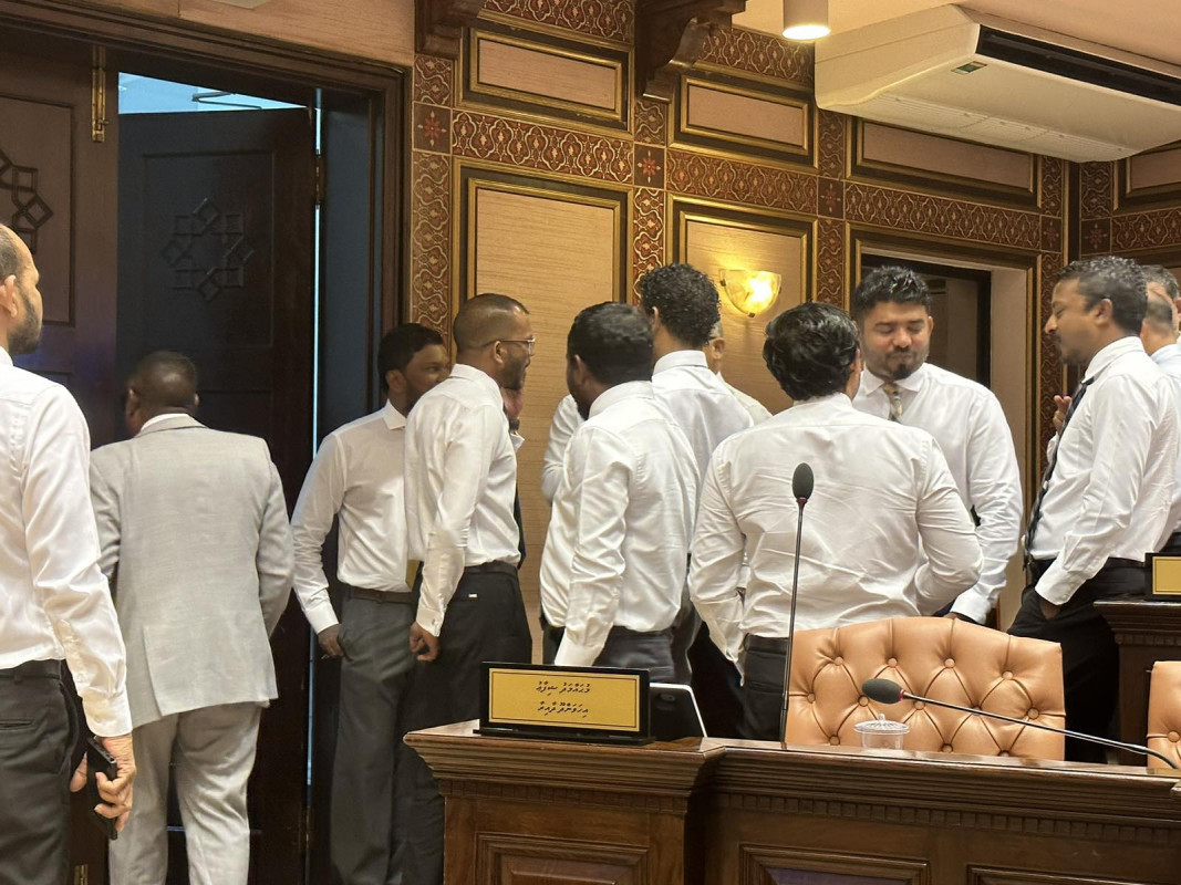 ވާއިދާއި ޚިލާފަށް މަޖިލީސް ކުރިއަށް ގެންދާތީ މެންބަރުން އިހުތިޖާޖުކުރަން ފެށުމުން ހޯމަ ދުވަހުގެ މަޖިލީހުގެ ޖަލްސާ ވަނީ ނިންމާލައިފައި - ފޮޓޯ: ރާއްޖެއެމްވީ