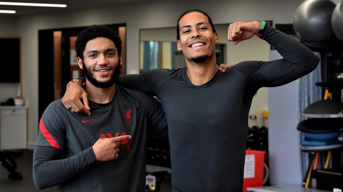 ލިވަޕޫލުގެ ދެ ޑިފެންޑަރުން ކަމަށްވާ ވާޖިލް ވެން ޑައިކާއި ޖޯ ގޯމޭޒް އެކުގައި