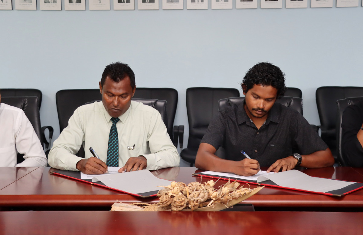 ކ.ގުޅީ ސްކޫލުގެ ހަ ކްލާސްރޫމް އަދި ހޯލް އިމާރާތުގެ މަސައްކަތް ހަވާލުކުރުމުގެ ކޮންޓްރެކްޓްގައި ސޮއިކުރުމުގެ ތެރެއިން