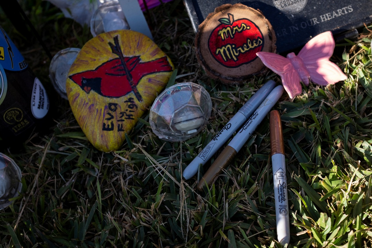 ރޮބް އެލިމެންޓަރީ ސްކޫލުގައި ދިން މި ހަމަލާގައި މަރުވި ކުދިންގެ ތެރޭގައި 5 އަހަރާއި 11 އަހަރާ ދެމެދުގެ ކުދިން ހިމެނޭ - ފޮޓޯ: ރޮއިޓަރސް