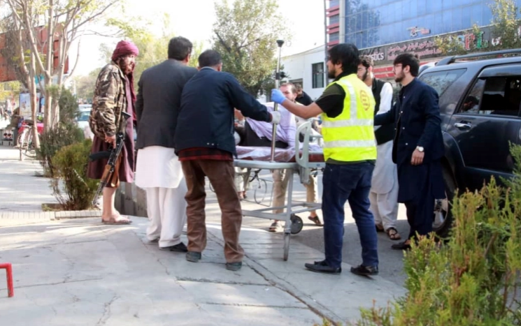 ކާބުލްގެ އަސްކަރީ ހޮސްޕިޓަލު ކައިރީގައި ދިން ބޮމުގެ ހަމަލާގައި އަނިޔާވި މީހަކު ހޮސްޕިޓަލަށް ގެންދަނިކޮށް